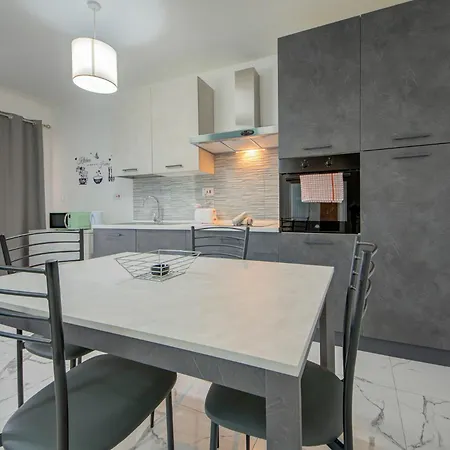 A Stylish 1br In ,central With Wifi And Ac By 360 Estates