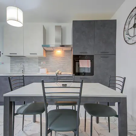 Appartement A Stylish 1br In ,central With Wifi And Ac By 360 Estates